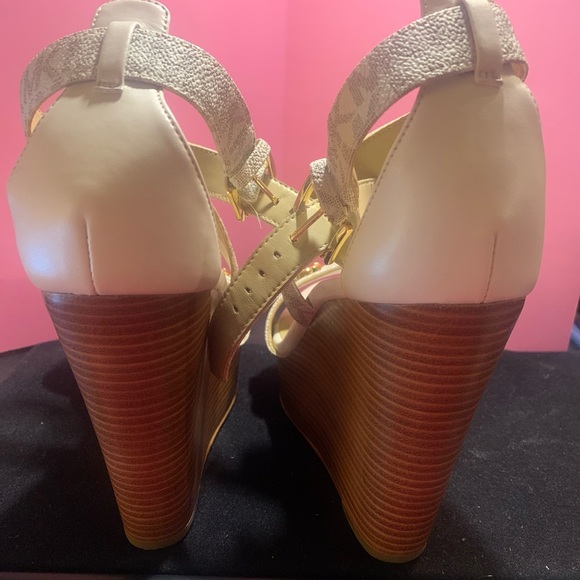 Michael by Michael Kors “Carmen” Logo Wedge heel sandals sz 7 - Picture 12 of 12